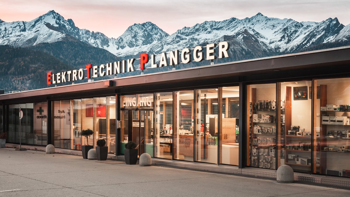 Unser Standort auf dem Parkhaus direkt bei der Einfahrt von Fiss